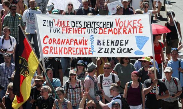 德国_时政|上万德国民众无视病毒聚集抗议，高喊：新冠是误报，我们被迫戴口罩