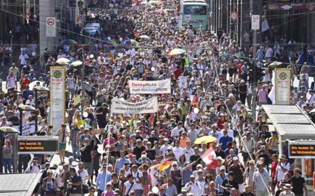德国_时政|上万德国民众无视病毒聚集抗议，高喊：新冠是误报，我们被迫戴口罩