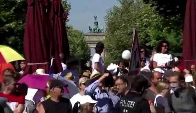 德国_时政|上万德国民众无视病毒聚集抗议，高喊：新冠是误报，我们被迫戴口罩