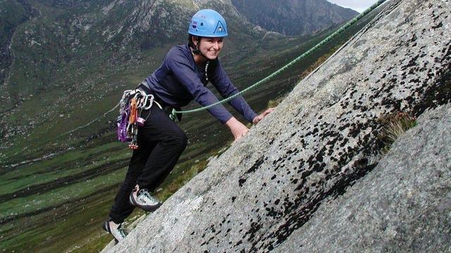 发生关系|唉！英国美女军人退伍后难适应，酗酒和陌生坏人发生关系被刺22刀