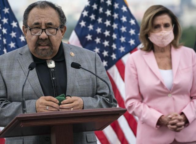 南希·佩洛西|佩洛西身边又有人确诊，该感染议员斥骂：共和党议员不戴口罩乱走