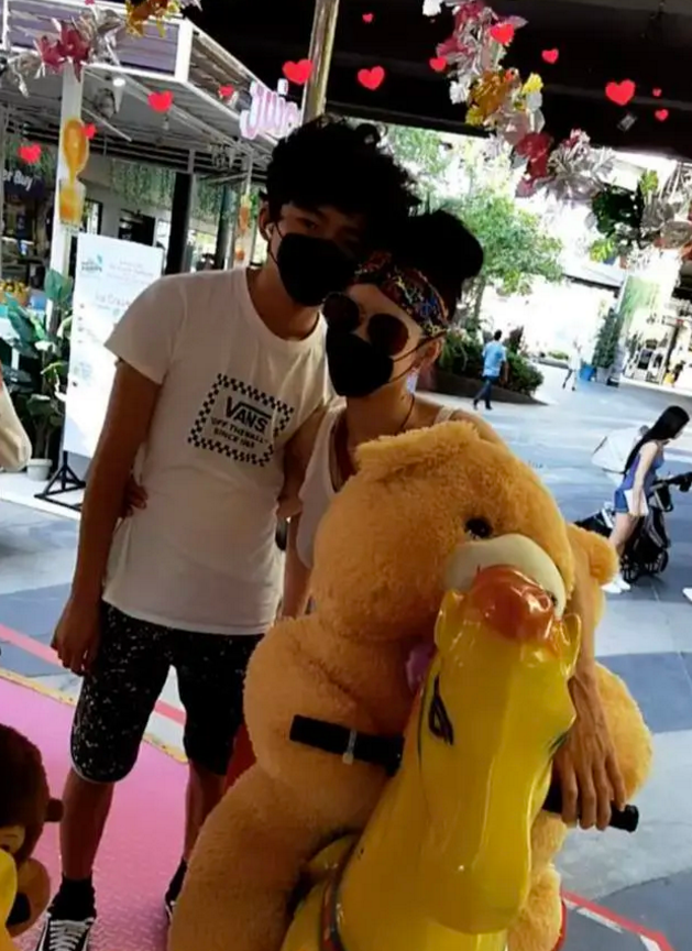 lucas|张柏芝晒母子牵手照为Lucas庆生，谢霆锋无暇回港陪儿子