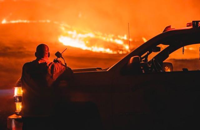 加利福尼亚州|灾上加灾，加州野火蔓延火光冲天致民众疏散，该州疫情仍持续严重