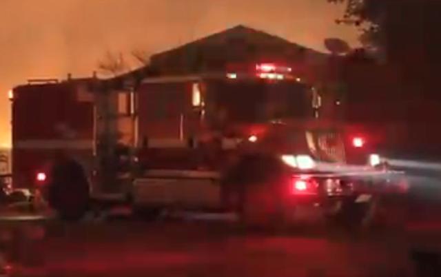 加利福尼亚州|灾上加灾，加州野火蔓延火光冲天致民众疏散，该州疫情仍持续严重