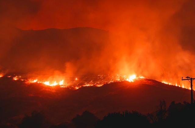 加利福尼亚州|灾上加灾，加州野火蔓延火光冲天致民众疏散，该州疫情仍持续严重