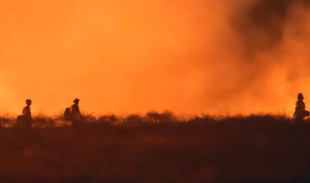 加利福尼亚州|灾上加灾，加州野火蔓延火光冲天致民众疏散，该州疫情仍持续严重