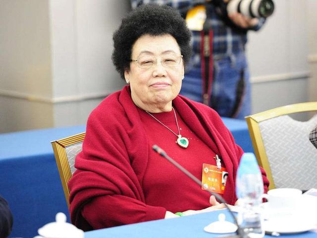 迟重瑞|“唐僧”迟重瑞傍上大自己11岁的女首富，他是如何解开心结的