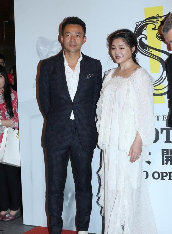 大s携手老公亮相,一袭公主裙穿成孕妇装,太显肚子比老公还壮实