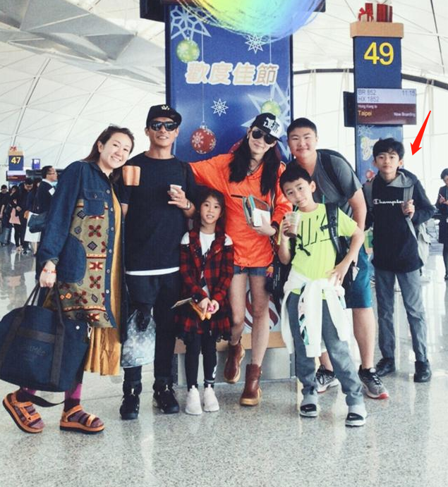 张柏芝晒母子合照庆大儿子满13岁依偎在lucas怀中一脸幸福