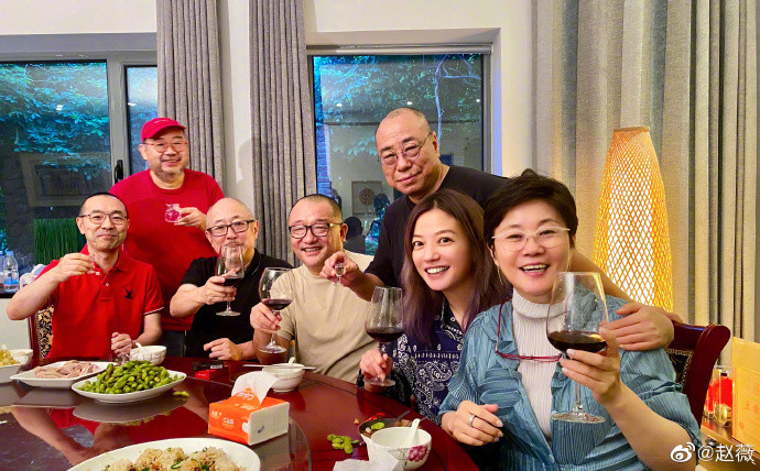 赵薇|赵薇深夜与电影大咖聚餐，44岁的她纯素颜出镜长这样