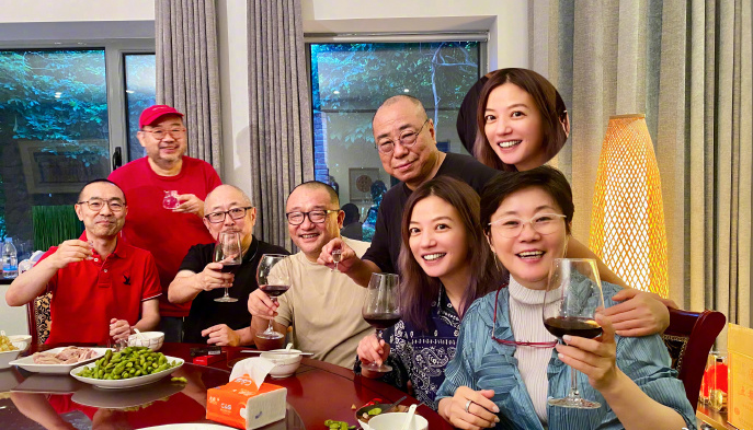 赵薇|赵薇深夜与电影大咖聚餐，44岁的她纯素颜出镜长这样