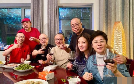 赵薇|赵薇深夜与电影大咖聚餐，44岁的她纯素颜出镜长这样