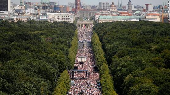 柏林|上万人聚集柏林抗议疫情封锁，示威者高呼“我们就是第二波疫情”
