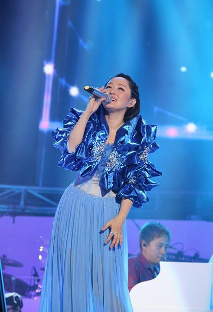 杨钰莹高调改风格,穿蓝色"战衣"内搭连衣裙演唱,我给100个赞