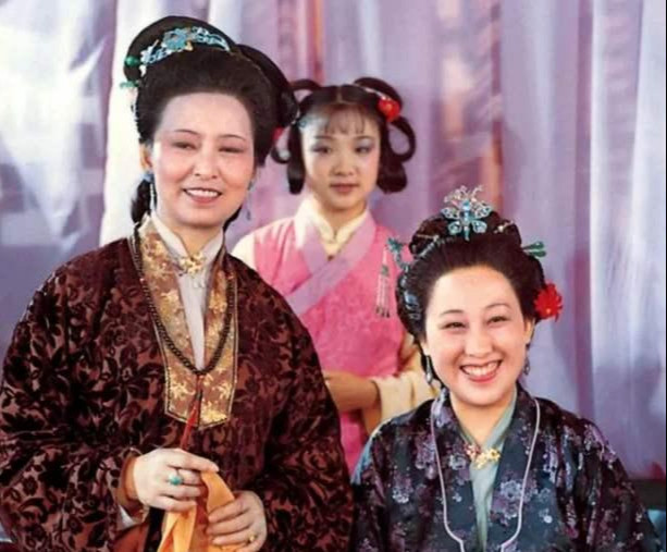 贾宝玉|宝钗已过15岁及之年，为什么一直都没有嫁人，她是在等宝玉吗？