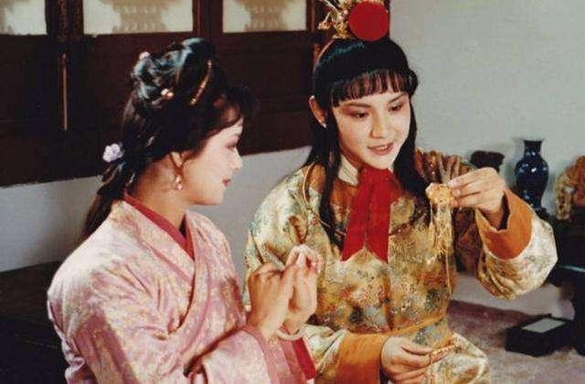 贾宝玉|宝钗已过15岁及之年，为什么一直都没有嫁人，她是在等宝玉吗？