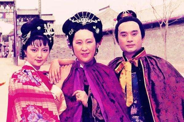 贾宝玉|宝钗已过15岁及之年，为什么一直都没有嫁人，她是在等宝玉吗？