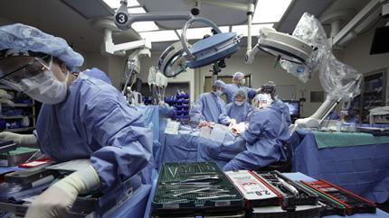 美国_社会|美国女子在丈夫的自杀中面部受伤，成全球面部移植第一人，现去世