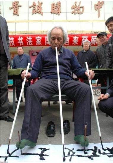 吉尼斯世界纪录|比射书还雷人！74岁老人，发明“鼻孔书法”，还创下吉尼斯纪录