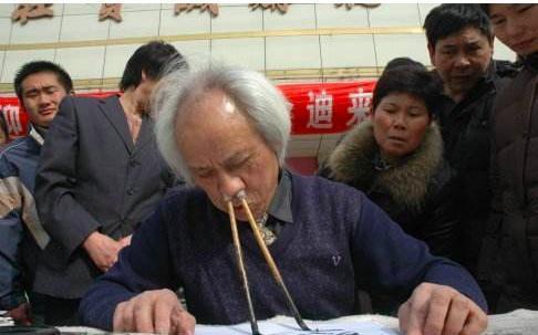 吉尼斯世界纪录|比射书还雷人！74岁老人，发明“鼻孔书法”，还创下吉尼斯纪录