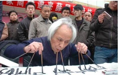 吉尼斯世界纪录|比射书还雷人！74岁老人，发明“鼻孔书法”，还创下吉尼斯纪录