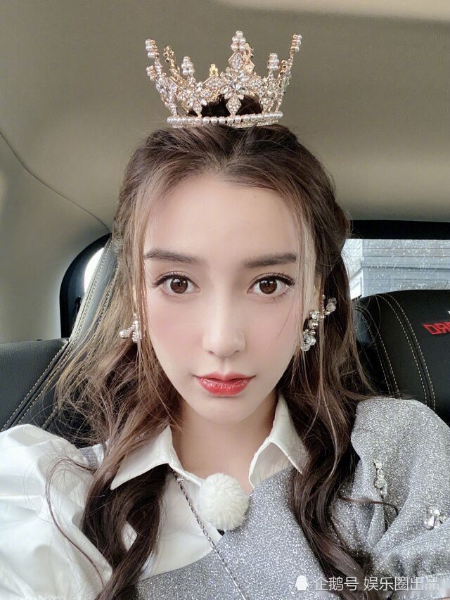 杨颖|杨颖车内玩自拍，晒出自拍照阅读量破百万，却被指空有其表没内涵