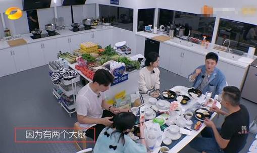 赵丽颖|《中餐厅》34度，赵丽颖穿秋装，脱妆过敏，林大厨被张亮怼