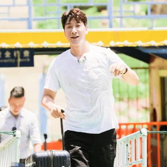 赵丽颖|《中餐厅》34度，赵丽颖穿秋装，脱妆过敏，林大厨被张亮怼