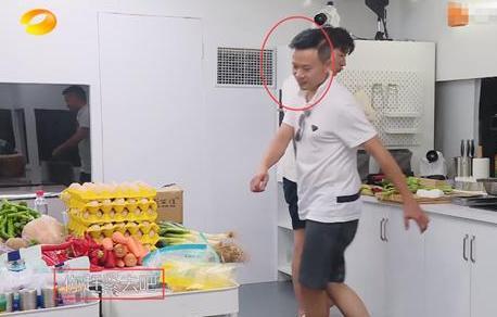 赵丽颖|《中餐厅》34度，赵丽颖穿秋装，脱妆过敏，林大厨被张亮怼