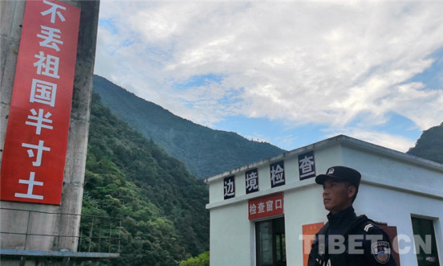 从一名稚嫩的"少尉排长"到一名成熟坚定的移民检查员,岗嘎桥边境检查
