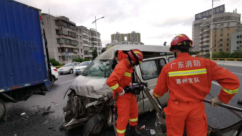 惠州市消防救援支队接到报警称,合生大桥上发生交通事故,有人员被困