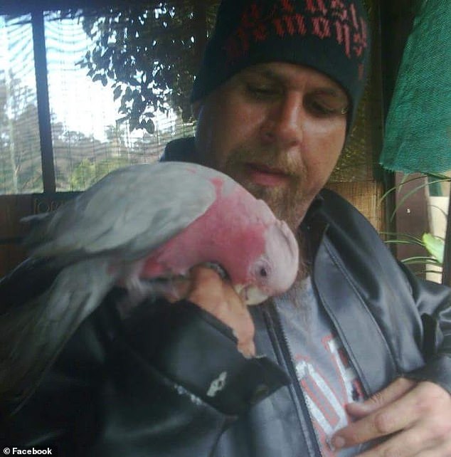 韦恩·威廉·唐宁|爷爷被哭声吵醒后摇晃3个月大孙子致其死亡，被判入狱7年