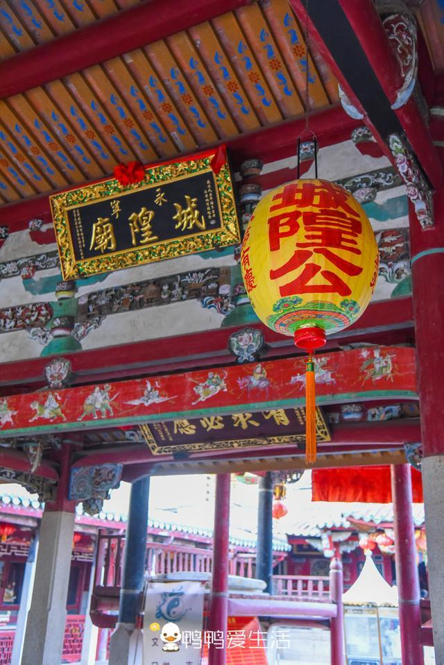 石狮永宁卫城隍庙内有独特石狮子脚踩lv游客啧啧称奇