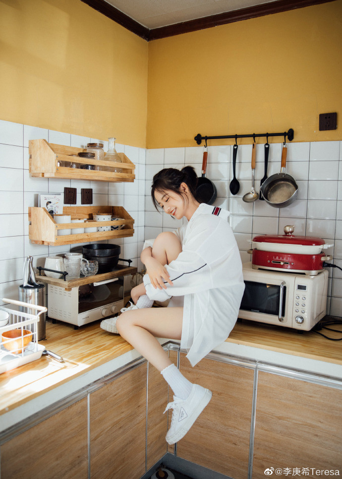 李庚希清新穿搭绽放女神魅力,纤细长腿抢镜,脚踩厨台引争议