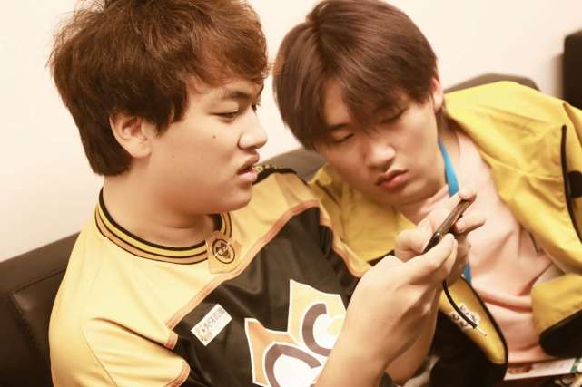 qg输了,全员深夜发文引人泪目,许诺感谢sk让他登场,fly称永不屈服