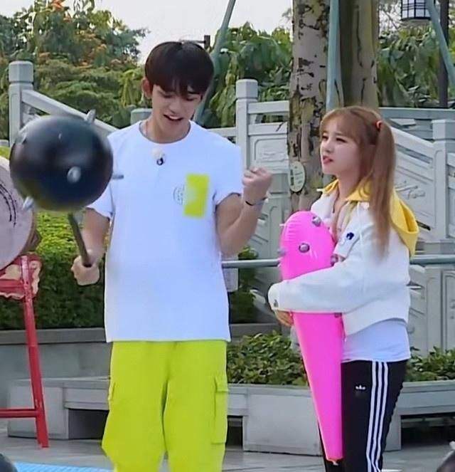 奔跑吧兄弟|当红小鲜肉，曾因《跑男》受关注，现因赤裸上身直播而被嘲，糊了