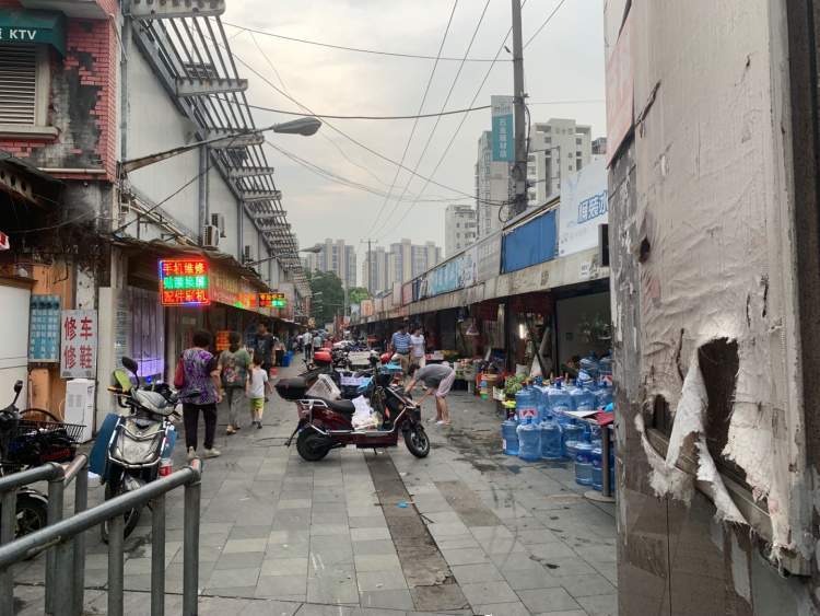 菜市场还是步行街这个米蘅集社花头经很浓菜市场多了很多逛头