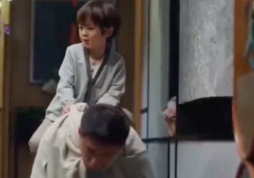 许幻山|许幻山偷腥后回家，撞见顾佳惊慌失措，为防老婆连儿子都利用