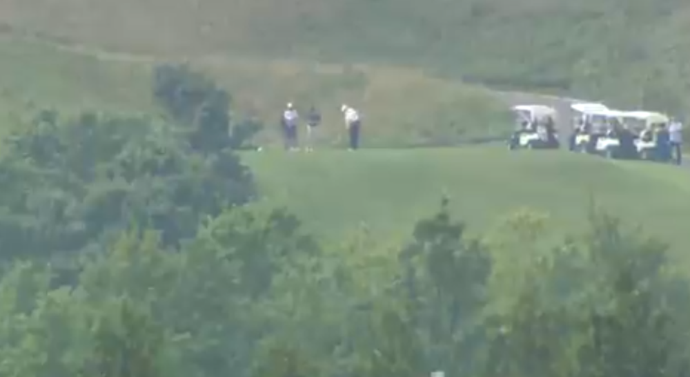 特朗普|美国新冠确诊人数突破460万的这天，特朗普又去打高尔夫了