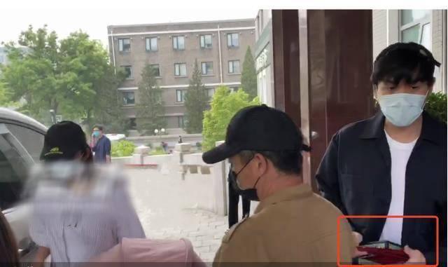 唐艺昕|太拼了！为产后复出，唐艺昕在椅子上倒立健身，身材恢复卓有成效