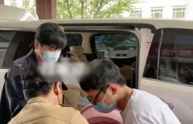 唐艺昕|太拼了！为产后复出，唐艺昕在椅子上倒立健身，身材恢复卓有成效