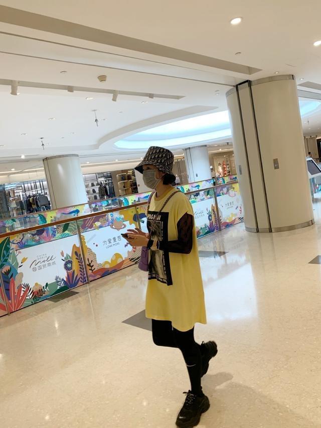 唐艺昕|太拼了！为产后复出，唐艺昕在椅子上倒立健身，身材恢复卓有成效