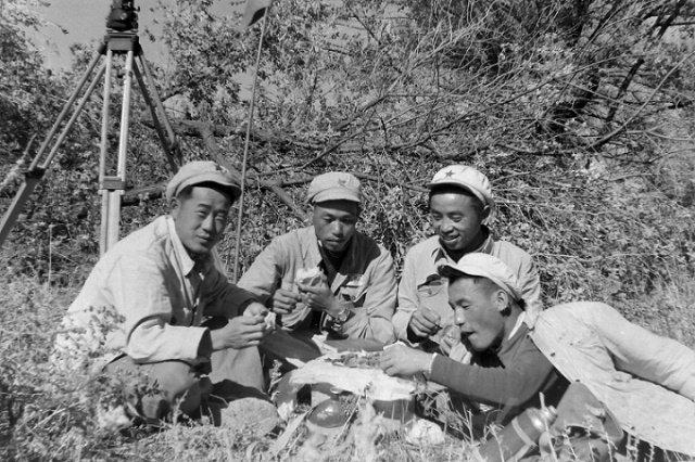 歷史老照片:50年代人民解放軍開赴新疆,墾荒種田的艱苦生活