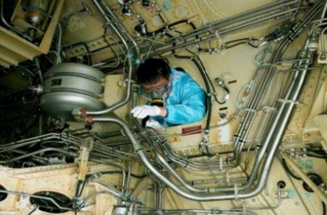 空军里最辛苦的兵种在飞机油箱里游泳稍不注意就会没命