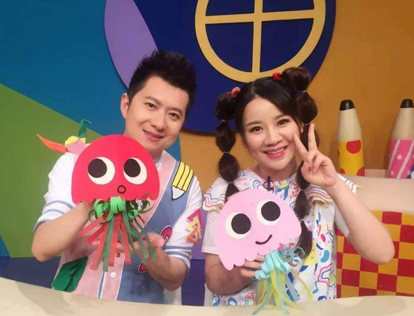 少儿频道的红果果和绿泡泡,早已结为夫妻,恩爱至今很幸福