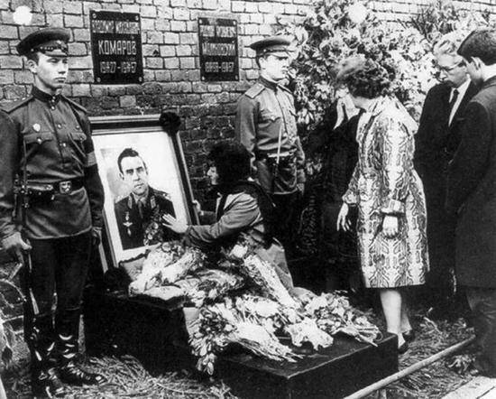 弗拉基米尔·科马洛夫|航天史上最悲壮的一具骸骨，他升空前就知道回不来，曾发出绝望怒吼