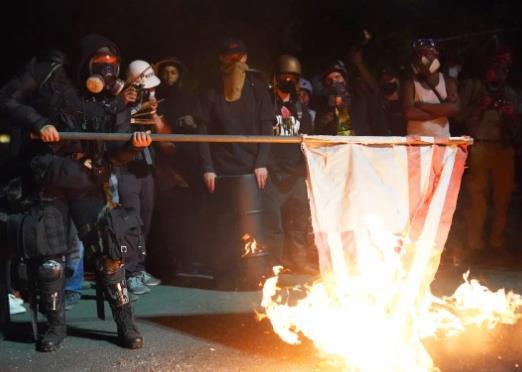 美国俄勒冈州|美国波特兰抗议持续：示威者在法院前焚烧国旗和圣经