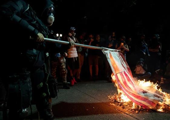 美国俄勒冈州|美国波特兰抗议持续：示威者在法院前焚烧国旗和圣经