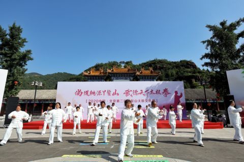 太极拳|平谷丫髻山下百余桃农秀太极 为世界休闲大会预热