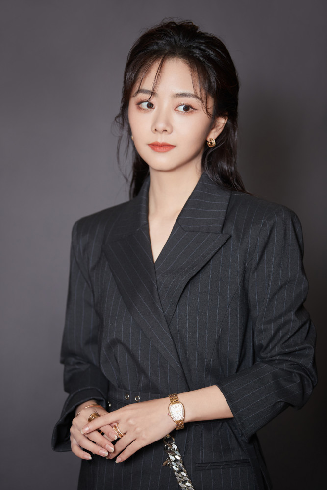 2020鹅厂星品大赏谭松韵一身暗金条纹西装出席